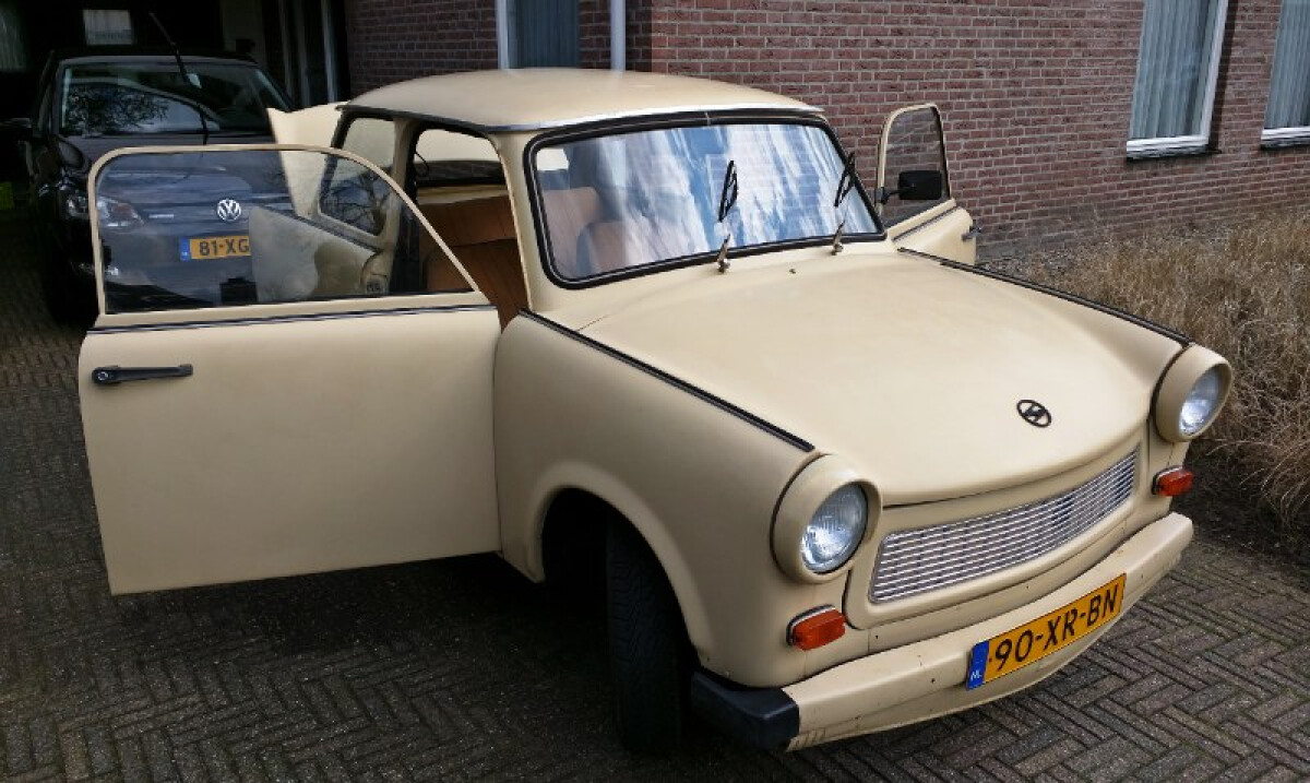 Voorkant van een beige Trabant met geopende deuren